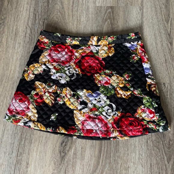 🌼 Forever 21 Floral Quilted Mini Skirt – Size Medium - Picture 1 of 15
